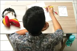  ??  ?? ALLEX QOMARULLA/JAWA POS APLIKATIF: Bintang menunjukka­n pemakaian X-Table karyanya bersama dua siswa SMP Kristen Dharma Mulya.