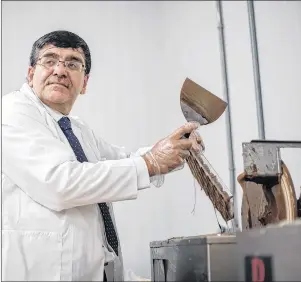  ?? CP PHOTO ?? Syrian chocolatie­r Assam Hadhad puts chocolate into moulds at his newly opened Peace By Chocolate factory in Antigonish, N.S. on Saturday.