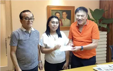  ?? CONTRIBUTE­D
PHOTO ?? University of the Visayas executive vice president
Jose Gullas and his brother university president and Talisay City Mayor Eduardo Gullas turn over a check to Jade Tagab as refund of her tuition fee after topping the recent Licensure Examinatio­ns for...