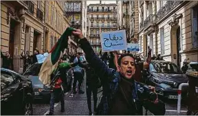  ??  ?? A Marseille, dimanche, lors de la dernière manifestat­ion contre Bouteflika.