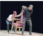  ?? FOTO: MATTHIAS STUTTE ?? Szene aus Helen Malkowskys „Hamlet“-Inszenieru­ng in Mönchengla­dbach.