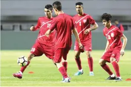  ?? CHANDRA SATWIKA/JAWA POS ?? PERCAYA DIRI: Para pemain timnas Bahrain berlatih di Stadion Pakansari, Bogor, tadi malam. Foto kiri, penyerang timnas Lerby Eliandry siap mengancam pertahanan Bahrain.