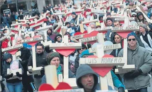 ?? SCOTT OLSON / AFP ?? Dolor en Chicago. Una marcha, el 31 de diciembre, con casi 800 cruces por los asesinados en la ciudad en el 2016. Abajo, una imagen del vídeo