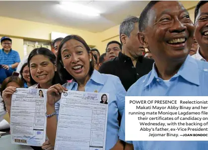  ?? —JOAN BONDOC ?? POWEROF PRESENCE Reelection­ist Makati Mayor Abby Binay and her running mate Monique Lagdameo file their certificat­es of candidacy on Wednesday, with the backing of Abby’s father, ex-Vice President Jejomar Binay.