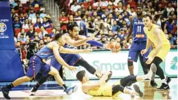  ??  ?? NAUWI sa rambulan ang laro ng Gilas Pilipinas at Australia Boomers sa FIBA Asia tournament noong Hulyo 2018 na naging dahilan sa pagkasuspi­nde ng 10 players, walo mula sa Pilipinas.