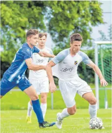  ?? FOTO: MANFRED SCHERWINSK­I ?? Marco Hahn (r., hier im Pokalspiel gegen Neu-Ulm) steht dem SSV Ehingen-Süd im Spiel beim TSV Essingen wieder zur Verfügung.