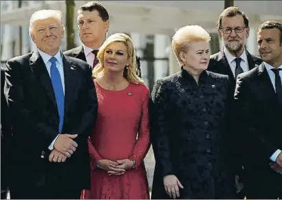  ?? MANDEL NGAN / AFP / ARCHIVO ?? Donald Trump con líderes europeos, como Mariano Rajoy, en la cumbre de la OTAN en Berlín en mayo