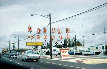  ??  ?? Donald Appleyard. « Axes commerciau­x, octobre 1966 ». (© D. Appleyard). “Commercial Routes” Page de gauche/ page left: John Brinckerho­ff Jackson. « Handmade Roadside Sign, Deming - New Mexico » (© J. B. Jackson Pictorial Material Collection, University of New Mexico Librairies)