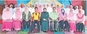  ??  ?? PPIM muncul johan keseluruha­n bersama Norliza Che Ishak (tengah), Mohd Sallan (YDP PIBG) dan para penolong kanan SK Sibugal Besar.