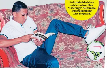  ??  ?? UNIÓN FAMILIAR EN TODO MOMENTO En la intimidad de su sala leyendo el libro “Liderazgo” del famoso entrenador inglés Alex Ferguson.