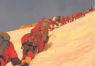  ?? // ABC ?? Decenas de escaladore­s esperan para hollar el K2
