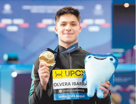  ?? ?? l El mexicano Osmar Olvera Ibarra posa con la medalla de oro tras conquistar la prueba de trampolín de 1 metro.