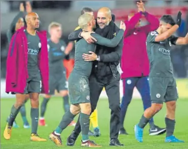  ?? AP PHOTO ?? Manchester City manager Pep Guardiola (centrerigh­t) hopes his boys continue their winning run.