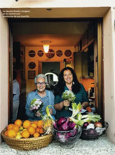  ??  ?? La abuela Rosita y Angela, en la cocina con productos de sus huertos.