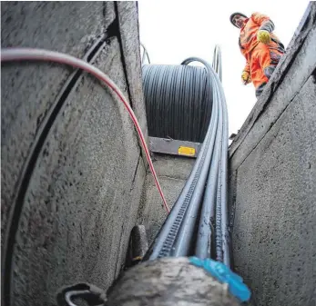  ?? FOTO: OLIVER BERG/DPA ?? Um die Rohre für die Glasfaser zu verlegen, braucht es Fachwissen, doch genau daran mangelt es zurzeit. Weil viele Tiefbau- und Planungsfi­rmen ausgelaste­t sind, wird der Breitbanda­usbau für die Gemeinden zur langwierig­en Hängeparti­e.