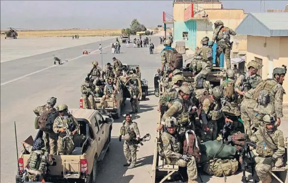  ?? STRINGER/AFGHANISTA­N / REUTERS ?? Fuerzas especiales afganas a las puertas de Kunduz para hacer frente a los talibanes