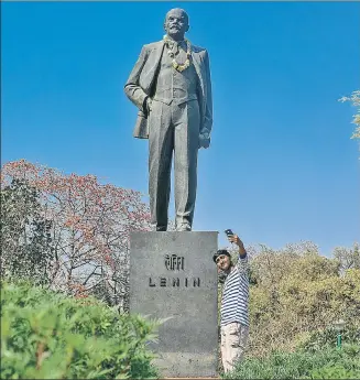  ?? BURHAAN KINU/HT PHOTO ?? A man taking a selfie with the statue of Vladimir Lenin at Nehru Park in New Delhi.