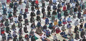  ?? — AFP ?? Muslim devotees gather at a mosque while maintainin­g social distancing protocols to offer their prayers on the first day of Ramadhan in Srinagar on Wednesday.