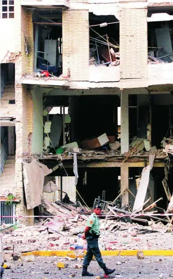  ?? REUTERS ?? En el verano de 2002, ETA atentó contra la casa cuartel de la Guardia Civil en Santa Pola