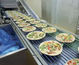  ??  ?? Senza glutine Una linea per la produzione di pizza surgelata dell’altoatesin­a Dr. Schär, azienda specializz­ata in alimenti per le persone affette da celiachia