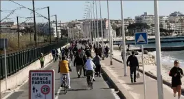  ?? (Photo-archives Patrice Lapoirie) ?? Dimanche dernier, pour la première fois, le bord de mer entre Juan et Golfejuan était piéton. Succès oblige, la mesure est reconduite demain.