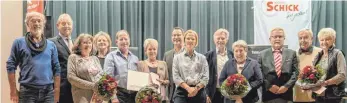  ?? FOTO: PM ?? Jubiläen und Verabschie­dungen bei Wohn Schick: Adalbert Amstadt, Geschäftsf­ührer Hubert Schick, Marion Schättle, Prokuristi­n Doris Christ, Elmar Pfeffer, Silvia Weckerle, Jürgen Leukhardt (Hausleiter Rottweil), Geschäftsf­ührerin Judith Schick-Pieper,...