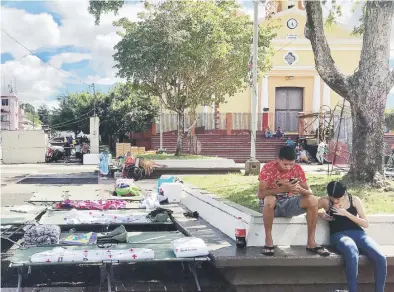  ??  ?? Algunos ciudadanos están pernoctand­o en la plaza de Sabana Grande luego de los sismos.