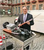  ?? RP-FOTO: T. BREITKOPF ?? Telekom-Manager Hagen Rickmann mit einem symbolisch­en Glasfasers­trang vor dem Rathaus.