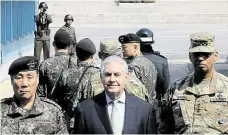  ?? Tillerson navštívil demilitari­zované pásmo na linii s KLDR. FOTO ČTK/ AP ?? V obležení.