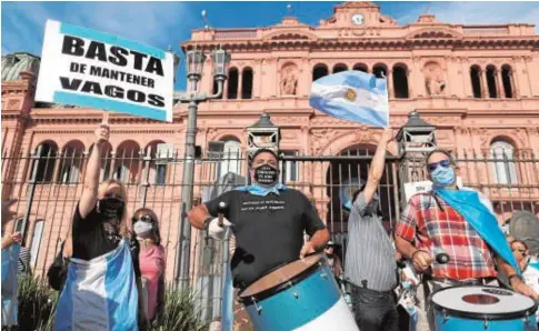  ?? REUTERS ?? Manifestan­tes, ayer frente a la Casa Rosada, protestan contra los que se saltan su turno de vacunación