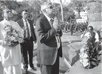  ?? PIC BY PRADEEP PATHIRANA ?? Prime Minister paying homage to the late D.S. Senanayake’s statue