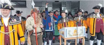  ?? FOTO: WOLFGANG LUTZ ?? Geschafft! Zunftmeist­er Klaus Diesch hat dem Schultes den Rathaussch­lüssel abgerungen.