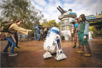  ?? ALLEN J. SCHABEN LOS ANGELES TIMES ?? R2D2 y los miembros de la Resistenci­a en Star Wars: Galaxy's Edge, la más nueva atracción de Disneyland­ia.