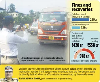  ?? PRAFUL GANGURDE/HT ?? A traffic cop issues an e-challan to a truck near Mulund toll naka.