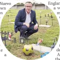  ??  ?? TRIBUTES Reporter Andy visits Amilcar’s grave