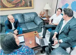  ?? FOTO: EL HERALDO ?? Mauricio Ramos, ministro de la SIT, recibió a los representa­ntes de la concesiona­ria y acordaron auditorías al contrato y servicio.