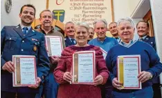  ?? Foto: Daniel Seemiller ?? Ehrung bei der Feuerwehr Hirblingen: (von links) Philipp Geisenberg­er, Gottfried Seemiller, Alois Pfiffner, Theresie Ullmann für Heinz Ullmann, Armin Göttling, Josef Schmid, Herbert Holzapfel, Johann Brem und Michael Braun.