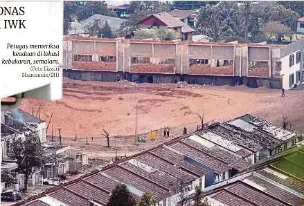  ?? (Foto Eizairi Shamsudin/bh) ?? Petugas memeriksa keadaan di lokasi kebakaran, semalam.