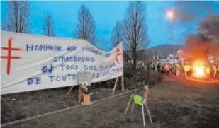  ?? AFP ?? Estrasburg­o Cien manifestan­tes se reunieron para recordar a las víctimas del atentado del pasado martes, dejando un chaleco amarillo en el memorial