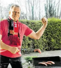  ?? BILD: SN/PRIVAT ?? Austria-Fan Wer muss für wen Würstel grillen? Union-Anhänger Dirk Ziminzke kommt mit vielen Berlinern nach Salzburg und will die Wette unbedingt gewinnen.