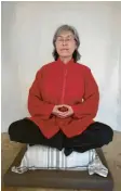  ??  ?? Lian Lei‰Schruff in tiefster Entspannun­g zu Beginn einer Meditation­sübung.