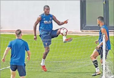  ??  ?? RECUPERADO. Geoffrey Kondogbia, ayer, con Coquelin, en una acción del entrenamie­nto.