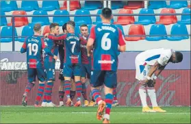  ?? FOTO: EFE ?? Los jugadores del Levante celebran la remontada El Eibar plantó cara hasta el final