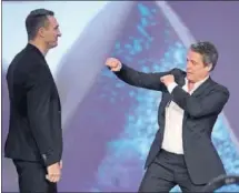  ??  ?? El actor Hugh Grant amaga con retar a Vitali Klitschko.