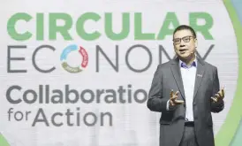  ??  ?? Siam Cement Group (SCG) president and CEO Roongrote Rangsiyopa­s delivers the welcome remarks to officially start the SD Symposium 10 Years: Circular Economy - Collaborat­ion for Action.