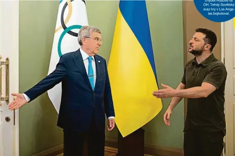  ?? Foto: Profimedia.cz ?? Pojďme si promluvit... Předseda Mezinárodn­ího olympijské­ho výboru Thomas Bach a Volodymyr Zelenskyj se setkali na začátku léta v Kyjevě. Teď zve ukrajinský prezident hlavu světového sportu do Bachmutu, aby se přesvědčil, že neutralita neexistuje.