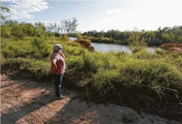  ?? Eric Gay / AP ?? Pamela Rivas observa el río Grande desde sus tierras en Los Ebanos, Texas, en la frontera entre EE.UU. y México. Rivas resiste los esfuerzos del gobierno estadounid­ense para construir un muro en su propiedad.