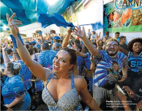  ?? DANIEL TEIXEIRA/ESTADÃO ?? Festa. Rainha da bateria, Andreia Capitulino comemora na quadra da escola