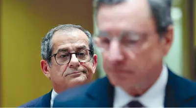  ??  ?? Il ministro dell’economia Giovanni Tria e in primo piano il presidente della Bce Mario Draghi. Visto l’alto debito al governo italiano è stata raccomanda­ta una manovra più rigorosa