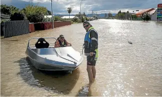  ?? PHOTO: CHRIS MCKEEN/FAIRFAX NZ ?? Kawerau cousins Brandon Crowley and Doug Looney - helpers in the rescue effort.